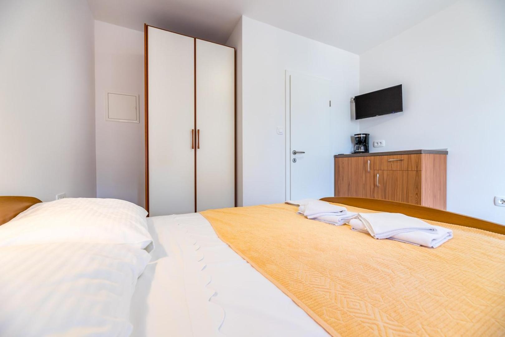 Apartments & Rooms Dekanic Baska  Exterior photo