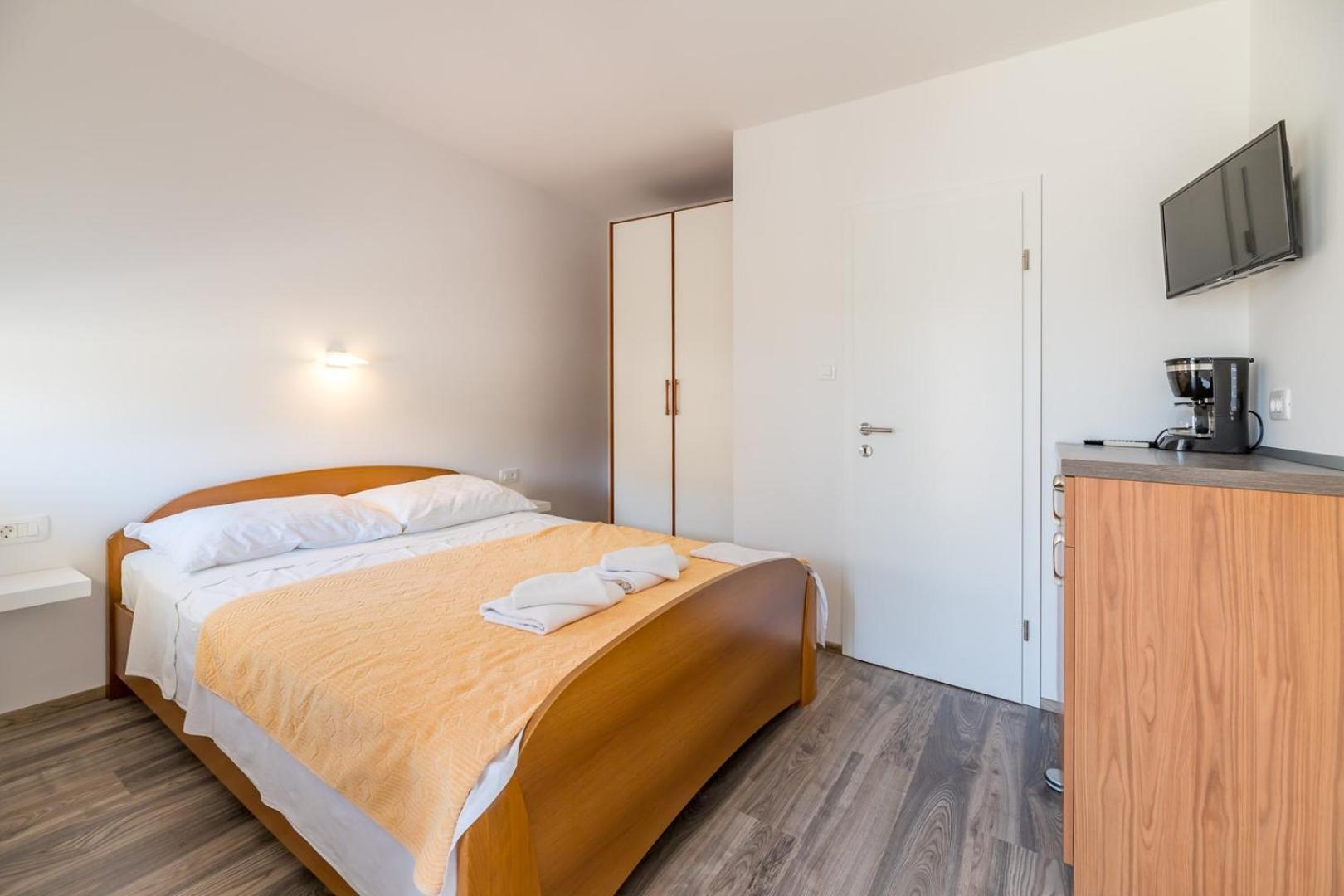 Apartments & Rooms Dekanic Baska  Exterior photo