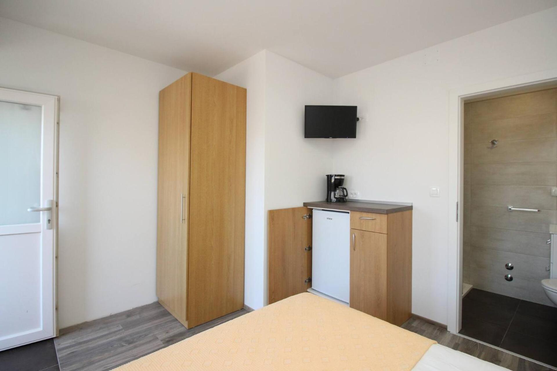 Apartments & Rooms Dekanic Baska  Exterior photo